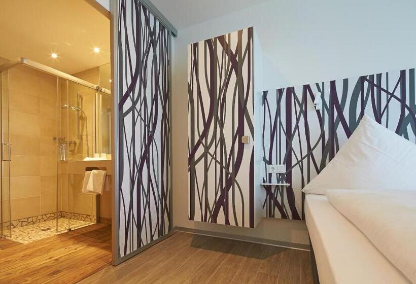 جناح, East Apart