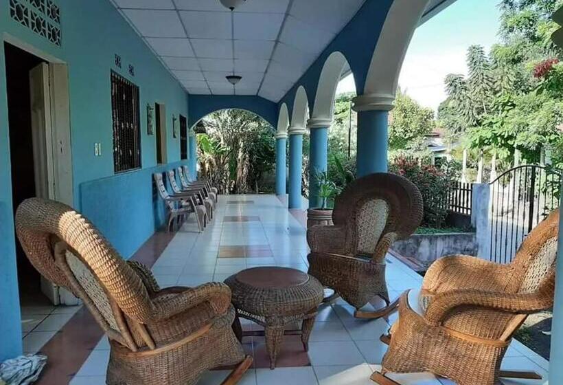 Трехместный Номер Стандарт с Балконом, Ometepe House