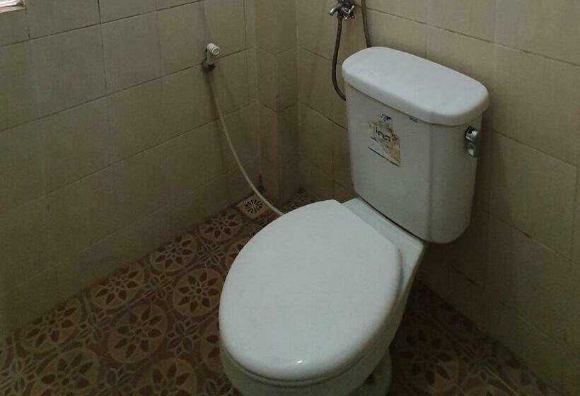 Номер Economy, Anind Guest House Near Museum Angkut Batu Redpartner