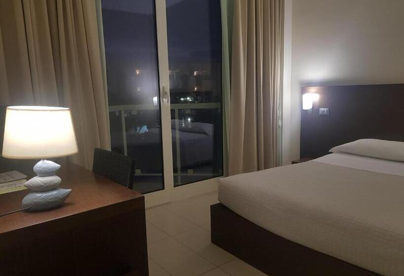 带阳台标准四人间, Martur Resort