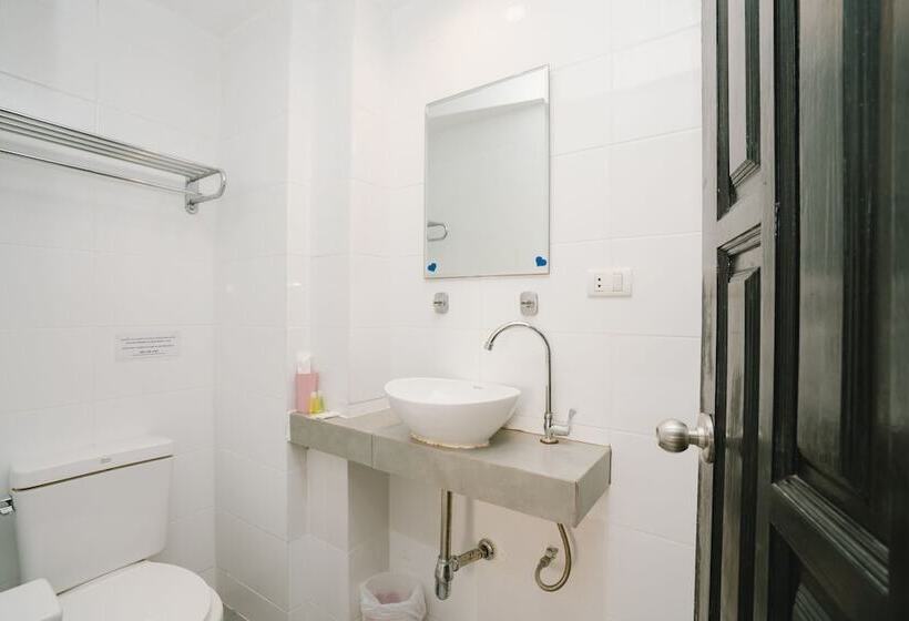 מיטה בחדר משותף, Noble House Patong