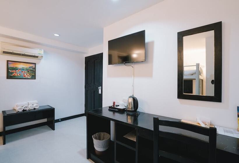 מיטה בחדר משותף, Noble House Patong
