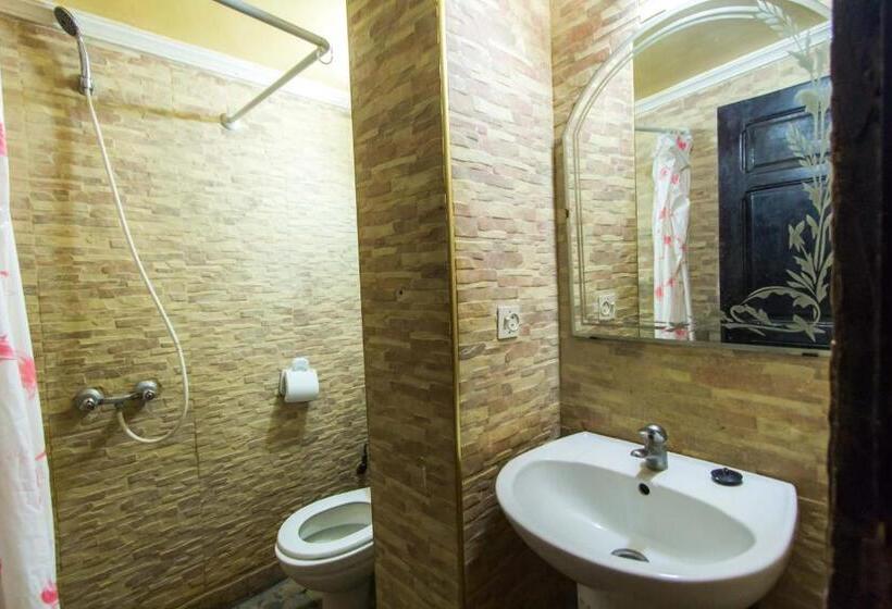اتاق اکونومی, Riad Anass Al Ouali