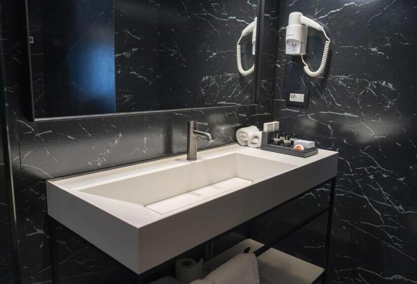 带阳台套房, Moncafe Hotel Etico Tirana