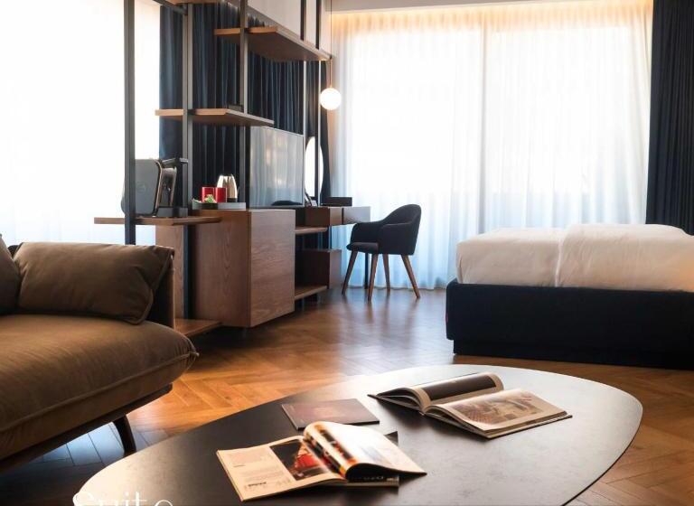 带阳台套房, Moncafe Hotel Etico Tirana