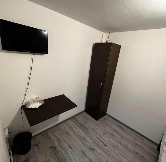 اتاق استاندارد با سرویس بهداشتی مشترک, Casa Bucovineană