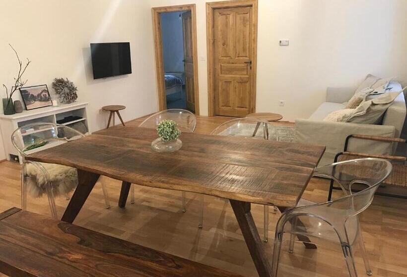 带2个卧室的公寓, Stará škola Hedeč
