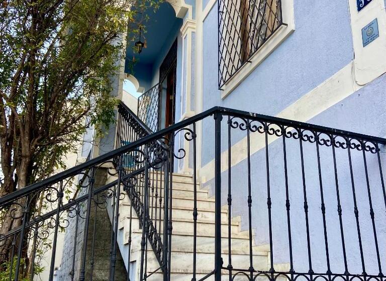 سوئیت با بالکن, Vila Santê
