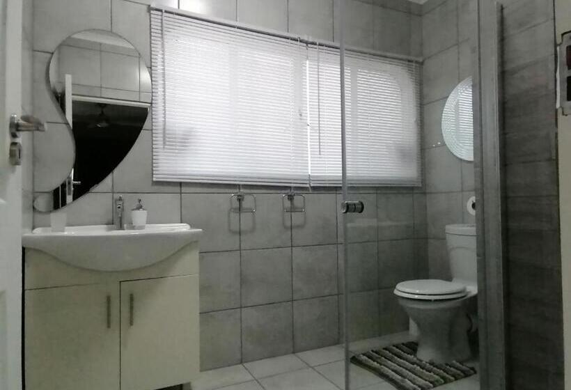 Family Suite, Roxy S Rest Guest House