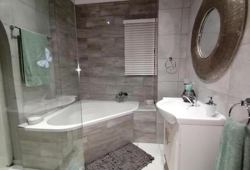 Family Suite, Roxy S Rest Guest House