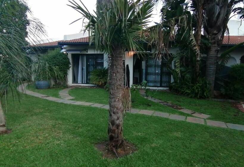 Номер Стандарт Вид на Сад, Roxy S Rest Guest House