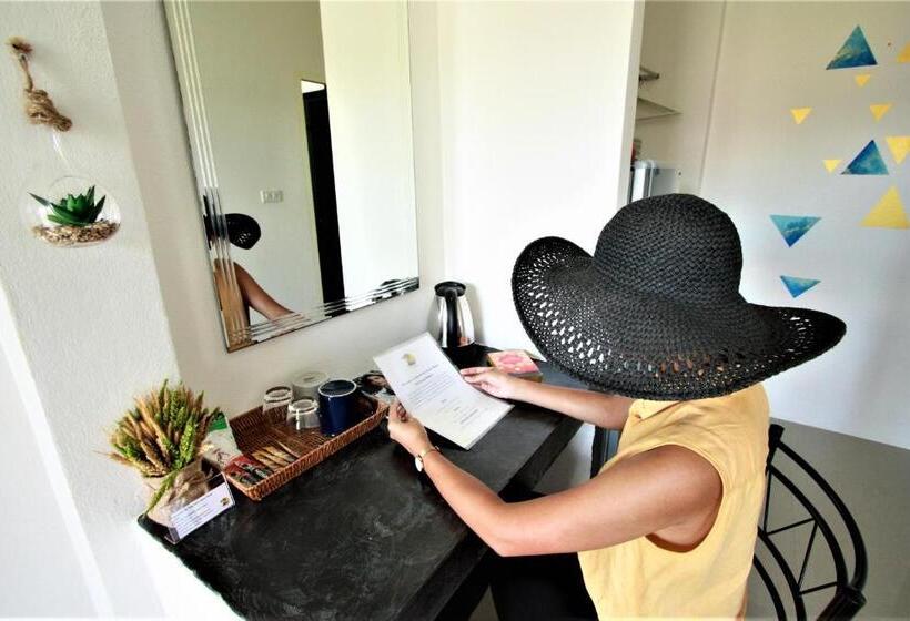 اتاق استاندارد با چشم‌انداز کوهستان, Sun & Sea Nai Yang Phuket