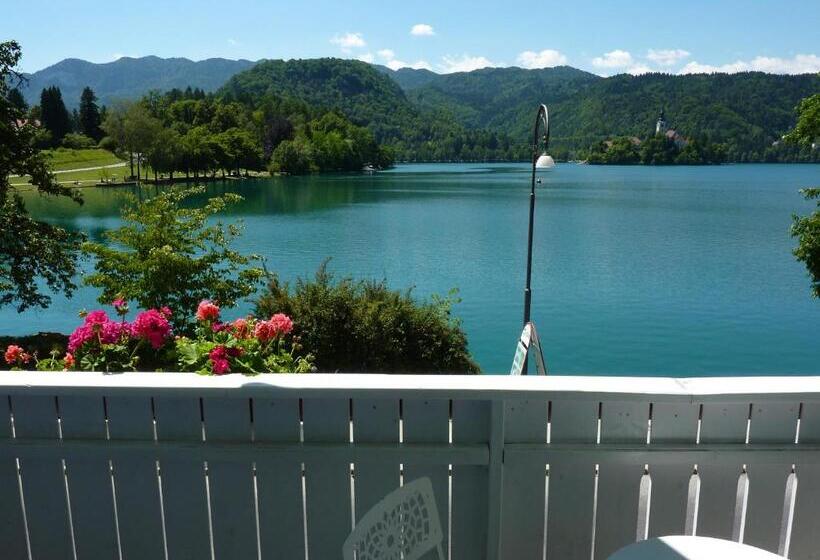 اتاق استاندارد با چشم‌انداز دریاچه, B&b Pletna A Double Lake View Room