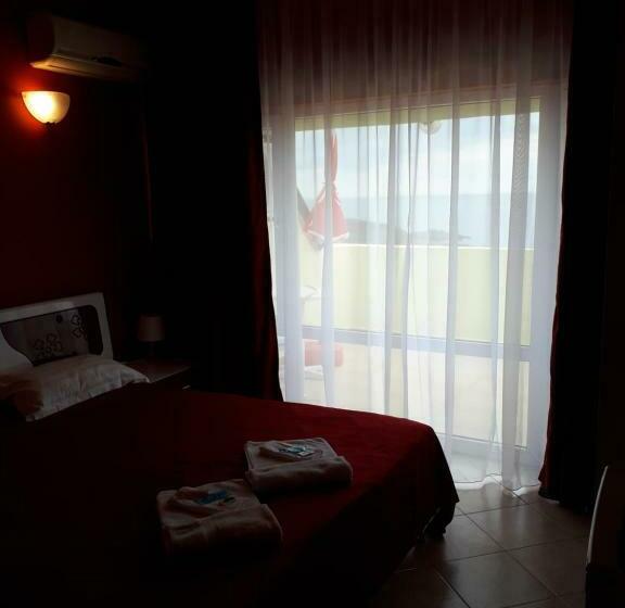 اتاق لوکس با بالکن و چشم‌انداز دریا, Family Hotel Gogov