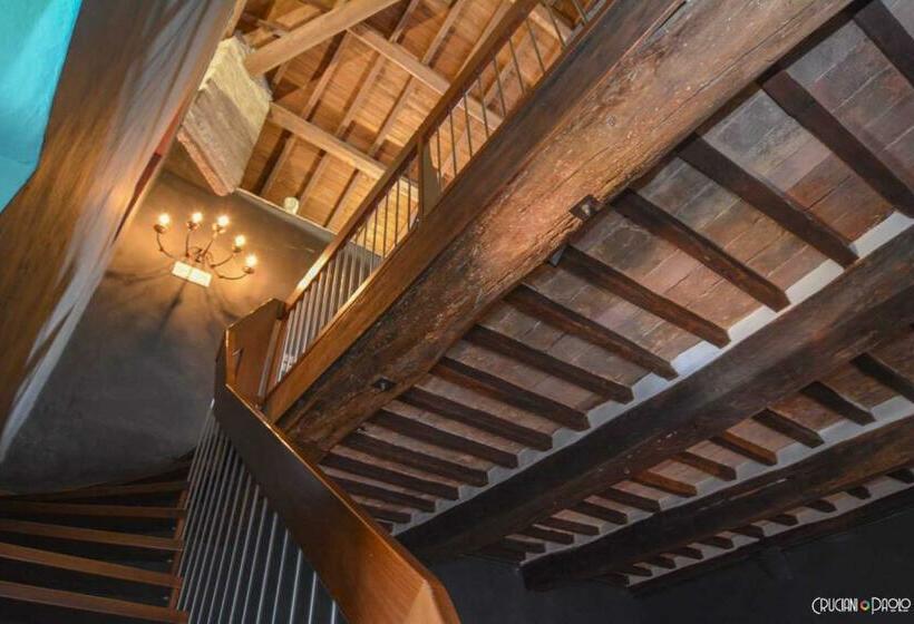 סוויטה אקזקיוטיב, Torre Caetani  Night In A Medieval Tower