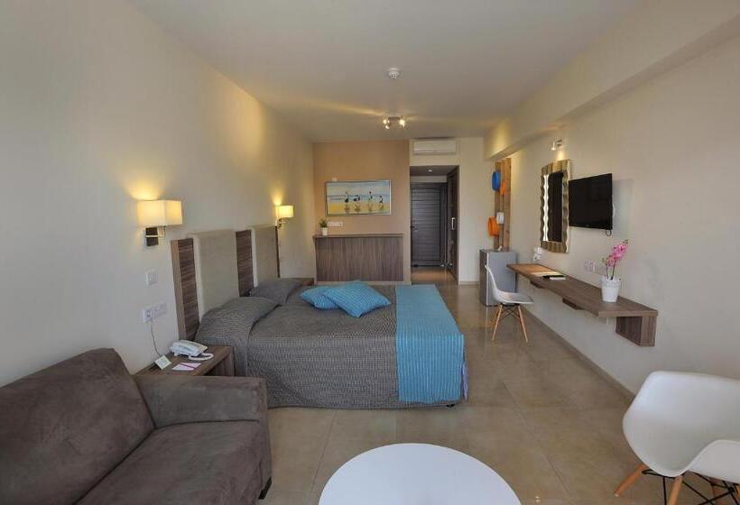 غرفة قياسية مطلّة علي حمام السباحة, Nelia Gardens