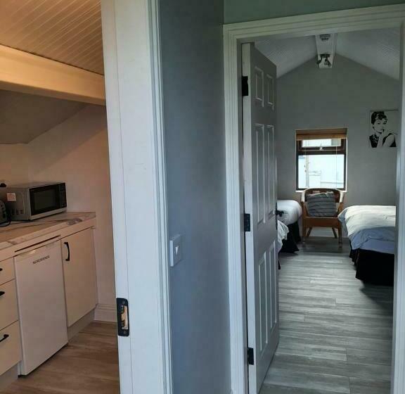 Семейный Номер, Johnny B S B&b