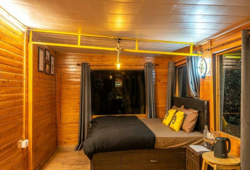 חדר דלוקס לשלושה עם נו לגינה, Lushtree Backpackers   Hostel & Cafe