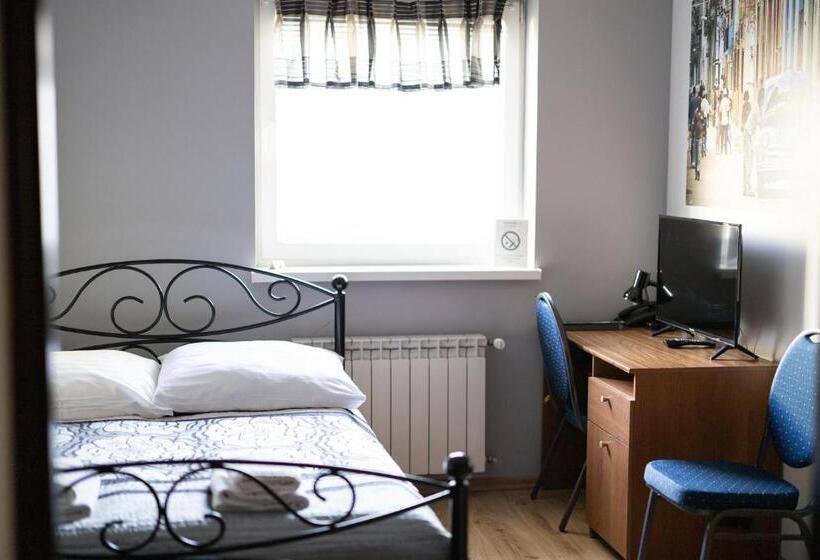 Номер Стандарт, Leo Hostel