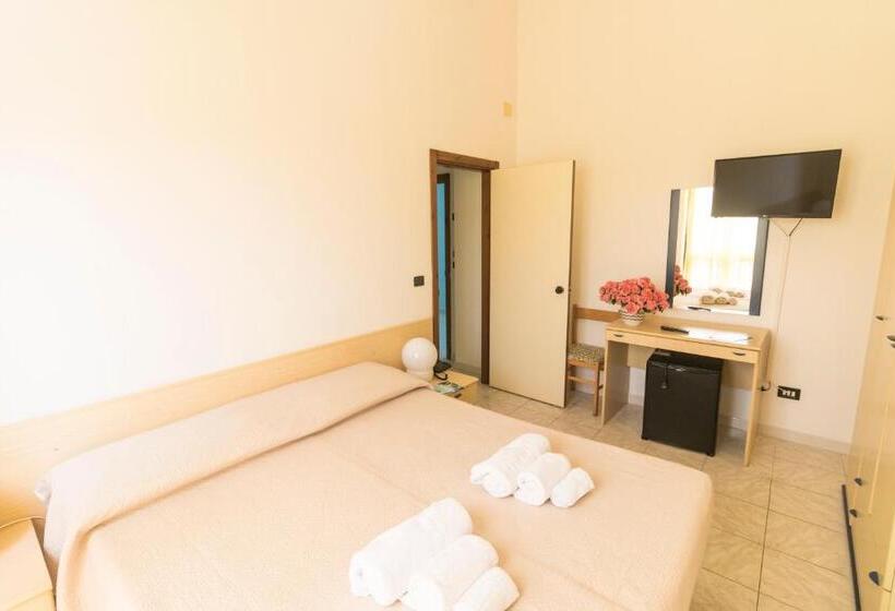 Четырехместный Номер Стандарт Вид на Сад, Albergo Palazzo