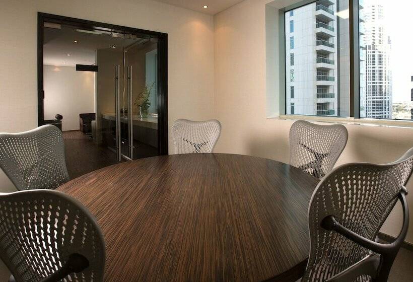 Номер Executive, Pullman Dubai Jumeirah Lakes Towers