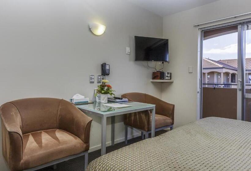 Студия Стандарт, 166 Majestic Court Motel
