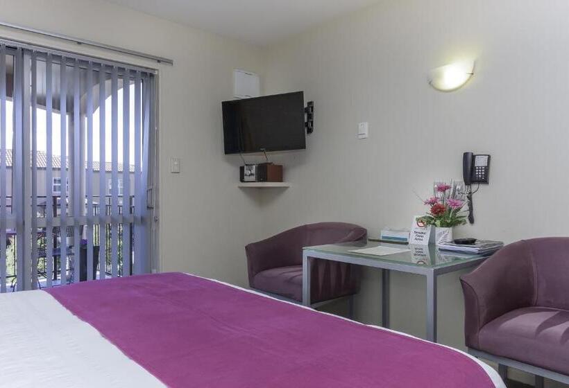 Студия Стандарт, 166 Majestic Court Motel