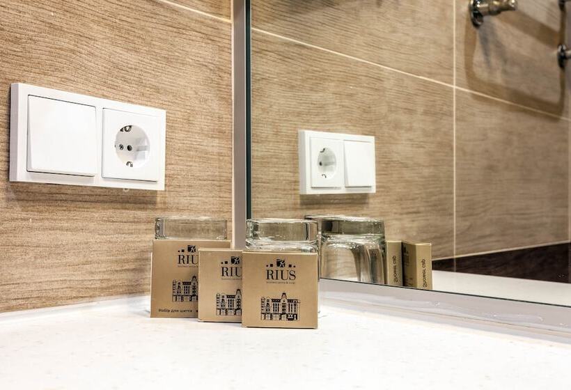 جناح جونيور, Rius Hotel Lviv