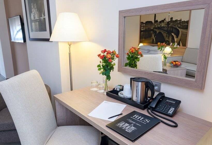 جناح جونيور, Rius Hotel Lviv