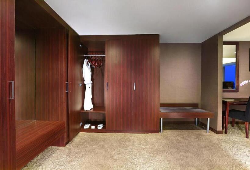 Президентский Люкс, Aston Madiun Hotel & Conference Center