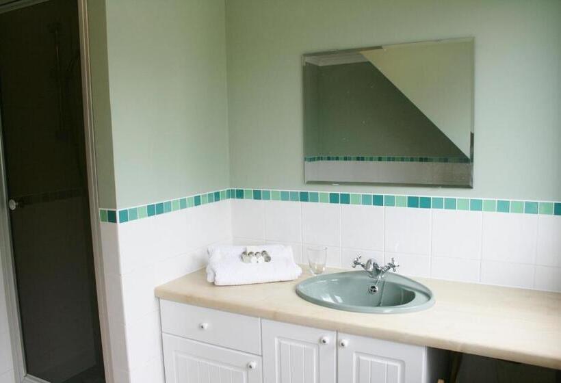 חדר משפחתי, Hare Lodge B&b
