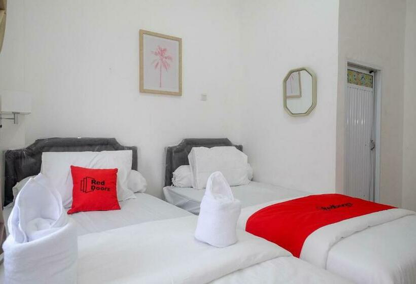 디럭스 룸, Reddoorz Plus At Lovina Inn Tonrangeng River Side