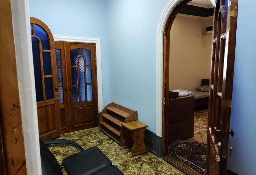 اتاق استاندارد سه تخته با سرویس بهداشتی مشترک, Goziyon Hostel