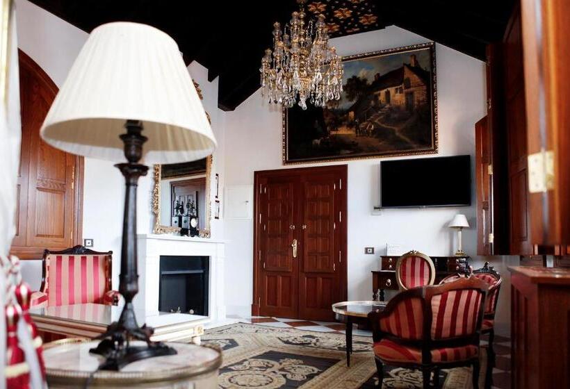 ジュニアスイート, Ateneo Sevilla