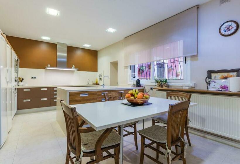 اتاق استاندارد با سرویس بهداشتی مشترک, Habitaciones En Villa Coliving Masía Rural