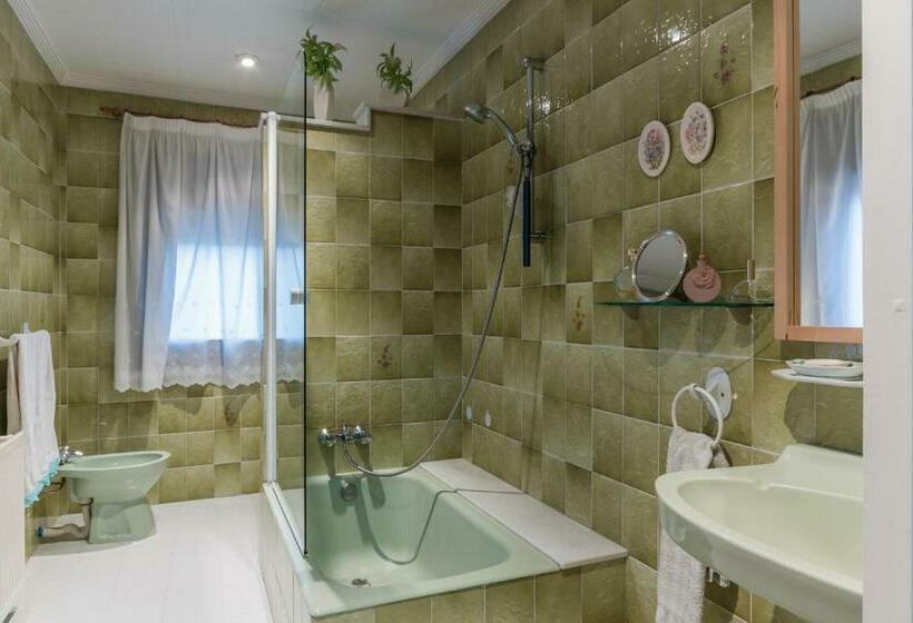 اتاق استاندارد با سرویس بهداشتی مشترک, Habitaciones En Villa Coliving Masía Rural
