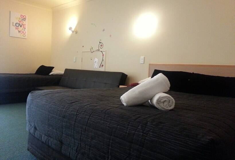 스탠다드 스튜디오, New Castle Motor Lodge