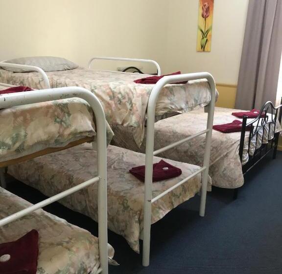 패밀리 룸, Travelway Motel