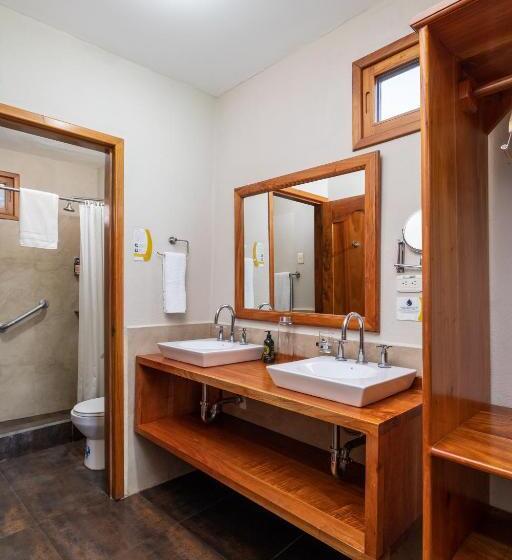 Полулюкс, Blu Galapagos Sustainable Waterfront Lodge