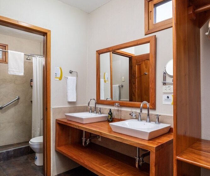 Полулюкс, Blu Galapagos Sustainable Waterfront Lodge
