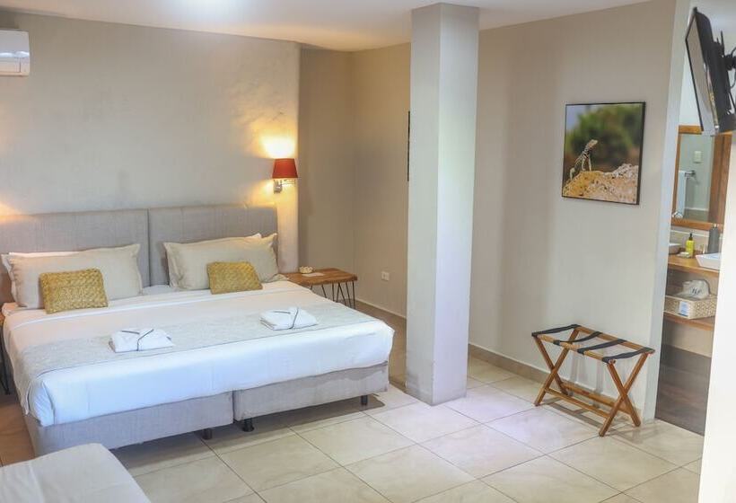 Полулюкс, Blu Galapagos Sustainable Waterfront Lodge