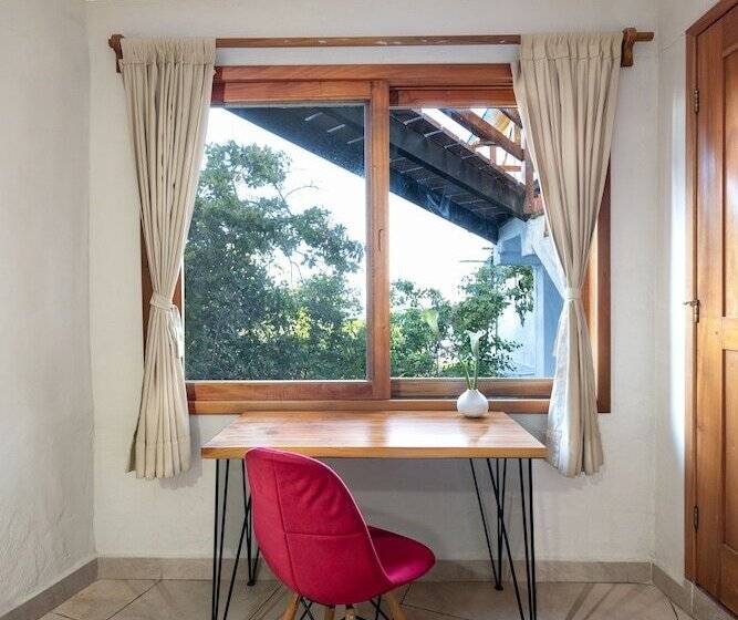 Полулюкс, Blu Galapagos Sustainable Waterfront Lodge