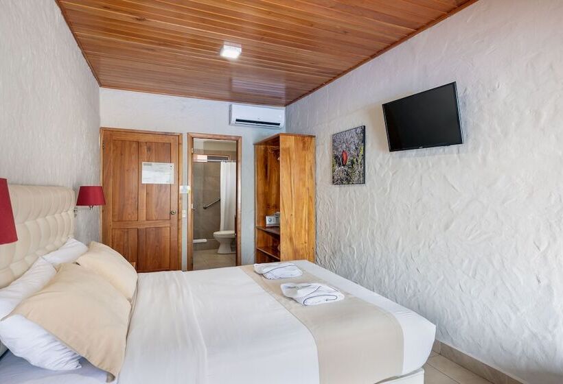 Полулюкс, Blu Galapagos Sustainable Waterfront Lodge