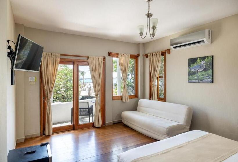 Полулюкс, Blu Galapagos Sustainable Waterfront Lodge