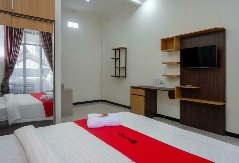 패밀리 룸, Reddoorz Near Terminal Tirtonadi 2