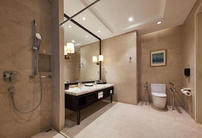 Номер Стандарт Кровать Кинг Адаптированный для Инвалидов, The Westin Zhujiajian Resort, Zhoushan