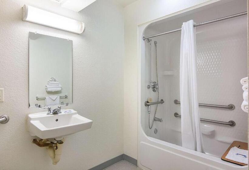 适合残疾人使用的标准间, Motel 6 Fredericksburg, Va  North