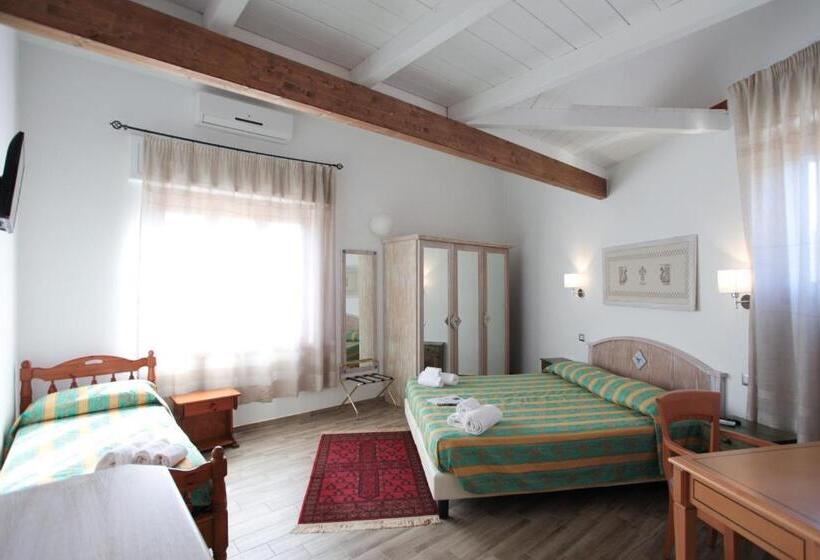 اتاق لوکس سه تخته, Locanda Degli Artisti