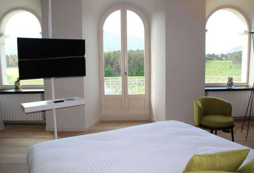 Suite with lake view, Château Et Golf De Taulane