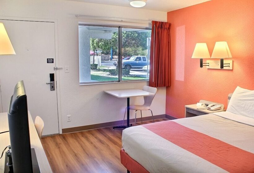 Номер Deluxe, Motel 6 Atascadero, Ca